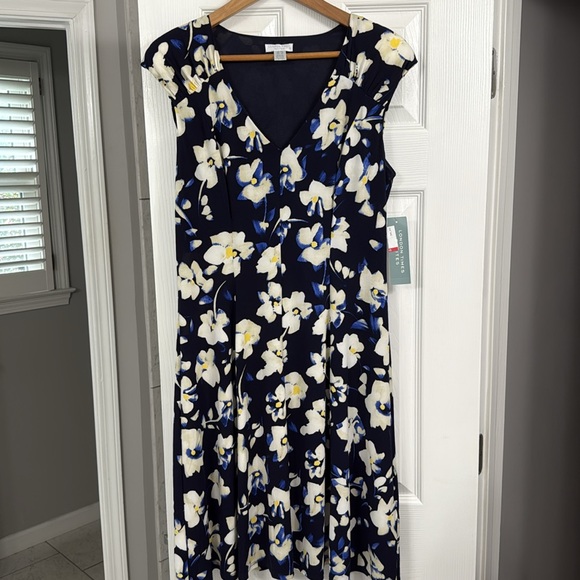 Navy Floral V-neck shift dress - Picture 1 of 6